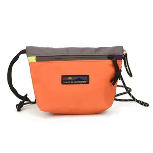 Outdoor-Umhängetasche aus Nylon in Orange und Grau mit bunten Akzenten und Karabiner