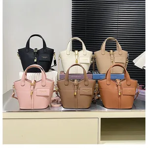 Vues multiples de sacs seaux à motif litchi en noir, blanc, rose et tons marron