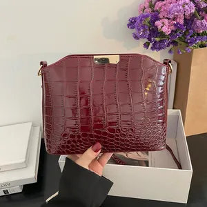 Vintage Women Crocodile Pattern PU Leather Shoulder Bag Elegant Glossy Crossbody Bag With Gold Hardware For Daily Office