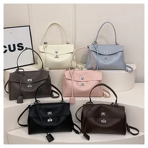 Détail de sacs à main en similicuir texturé avec fermoirs tournants métalliques en six couleurs