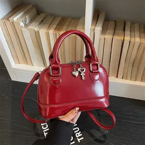 Sac Coquille Rétro Femmes Cuir PU Sac à Main Breloques Cœur Clé Bandoulière Réglable Sac Sacoche Mode pour le Quotidien