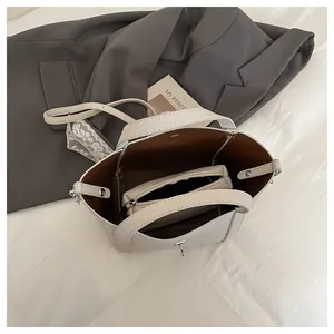 Vue intérieure du sac seau crème avec pochette amovible à fermeture éclair