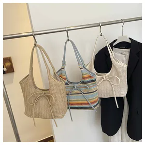 Détails des sacs de plage tissés avec nœuds et motifs à rayures arc-en-ciel