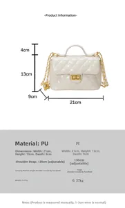 Vue détaillée du sac bandoulière blanc matelassé montrant le fermoir doré et dimensions