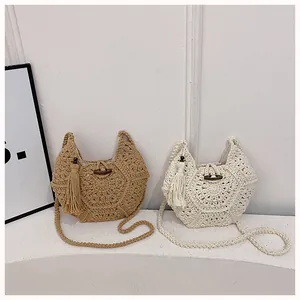 Détail de sacs de plage tissés avec pompons, boutons en bois et motifs ajourés