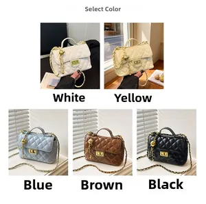 Sélection de couleurs de cinq sacs à main matelassés avec bandoulière chaîne dorée