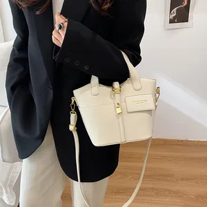 Sac à main trapèze chic en cuir beige avec fermoir doré et bandoulière réglable de luxe