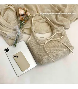 Comparaison de taille du sac cabas en paille montrant l'intérieur spacieux avec tablette