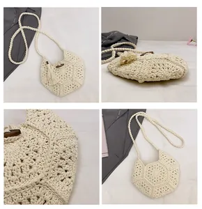 Détail d'un sac à bandoulière en paille bohème avec boucle en bois et glands à franges