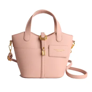 Sac seau rose texture litchi avec serrure dorée et bandoulière réglable