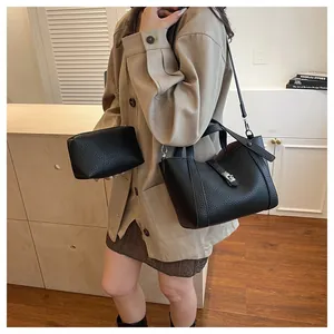 Détail du sac seau en cuir grainé noir avec fermoir en argent et pochette intérieure assortie
