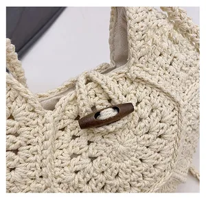 Détail de sac de plage tissé main avec bouton en corne en bois et texture de coton