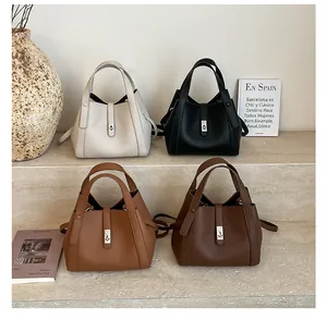 Sacs à main en cuir grainé en beige, noir, camel et café sur des marches en pierre