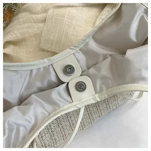 Détail du sac en paille tressée avec doublure en sergé gris et fermoir magnétique argenté
