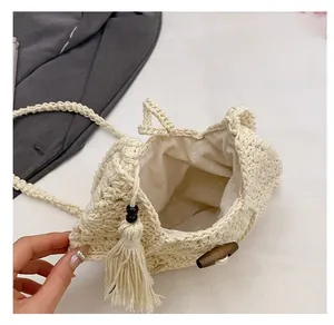 Détail de l'intérieur d'un sac tressé avec doublure en tissu et bouton en corne