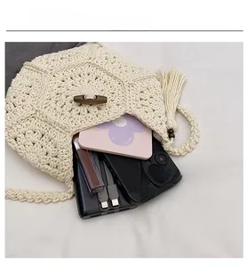 Détail de la capacité intérieure et de la texture d'un sac à bandoulière tressé