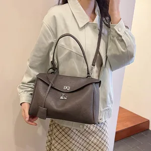 Sac à main minimaliste en similicuir marron avec texture vintage et fermoir tournant