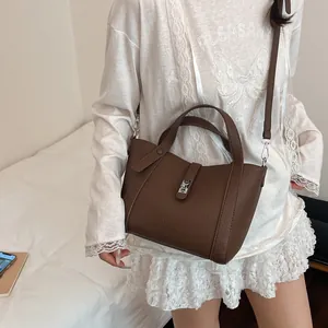 Sac à main Boston marron foncé motif litchi avec serrure en métal et bandoulière