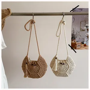 Détail de sacs de plage tissés avec pompons et boutons en corne vintage en tons naturels