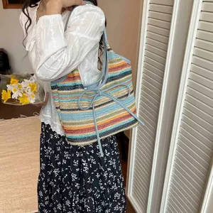 Grand sac cabas en paille à rayures arc-en-ciel avec nœud bleu pour plage et été chic