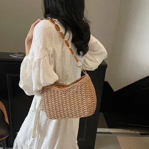 Borsa a spalla in paglia con catena ambrata per vacanze al mare e viaggi estivi