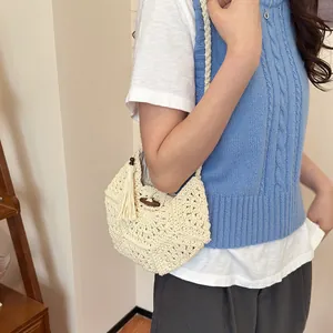 Sac bandoulière tissé à la main avec franges et boucle en bois pour la plage