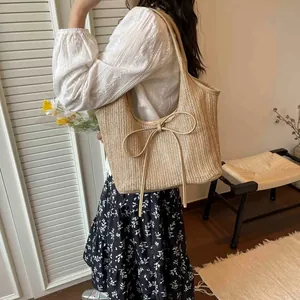 Grand sac cabas en paille avec détail de nœud et rayures arc-en-ciel pour la plage