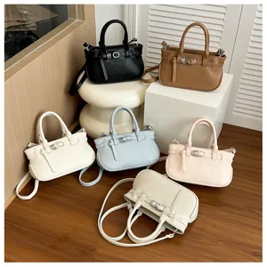Vue détaillée de sacs à main en cuir grainé en six couleurs avec boucles métalliques et bandoulière