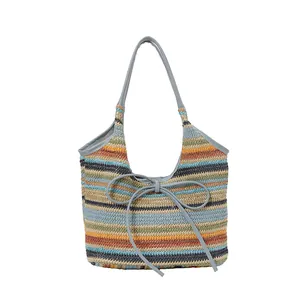 Sac fourre-tout en paille à rayures arc-en-ciel avec poignées en cuir bleu et nœud