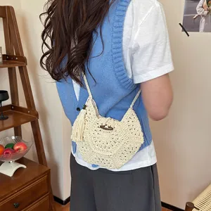 Sac de plage tressé rétro beige avec fermoir en bois et pompons pour les vacances