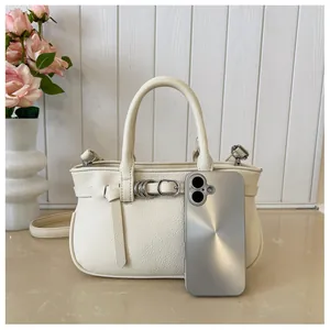Sac à main crème chic en cuir grainé avec boucle et décorations florales élégantes
