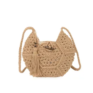 Sac bandoulière en paille crocheté bohème avec longues franges et bouton bois