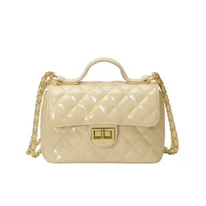Sac à bandoulière matelassé beige avec chaîne dorée et fermoir en métal au style chic