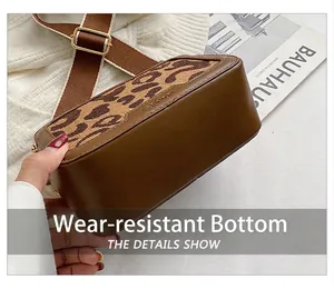 Dettaglio del fondo in pelle marrone e lato in tela con stampa leopardata della borsa