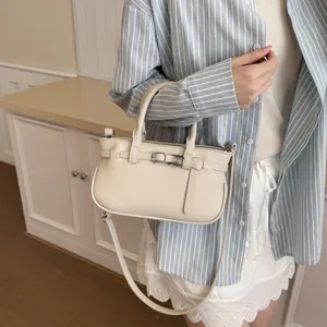 Sac à main chic crème grainé avec boucle argentée et bandoulière réglable