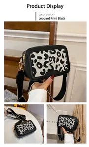 Dettaglio del pannello in maglia leopardata e della tracolla nera della piccola borsa
