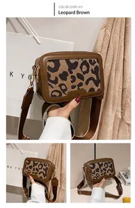 Dettaglio del tessuto leopardato e del logo Fashion a rilievo su borsa quadrata retrò