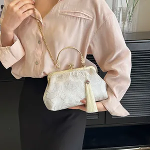 Sac à chaîne brodé de fleurs beiges avec poignée dorée et détails de pompons rétro