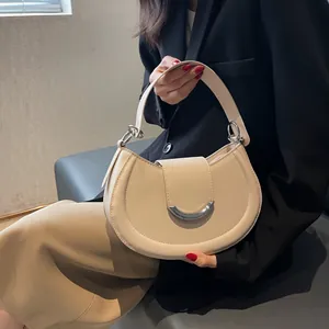 Sac à bandoulière demi-lune beige avec boucle en U argentée et poignée supérieure