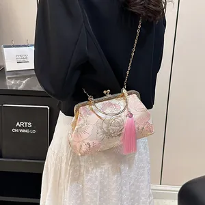 Sac à chaîne de style oriental avec broderie florale rose et pompon élégant
