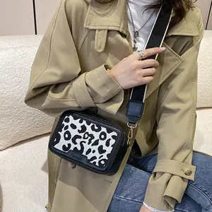Borsa a tracolla quadrata da donna con trama leopardata intrecciata e bordi neri chic
