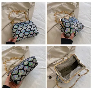 Vues détaillées du sac coquillage à paillettes avec fermoir et chaîne dorée