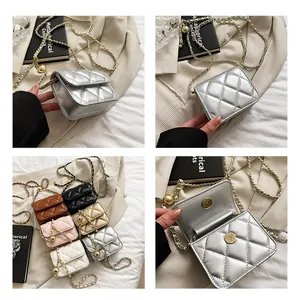 Vue détaillée du mini sac matelassé avec chaîne en métal et boule de réglage dorée