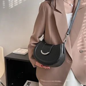 Sac sous le bras croissant noir chic avec boucle argentée et bandoulière réglable
