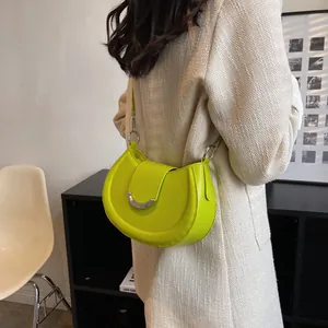 Sac bandoulière demi-lune vert chic en similicuir lisse avec boucle argentée élégante