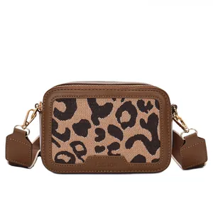 Borsa a tracolla minimalista leopardata con finiture in pelle marrone e tracolla larga