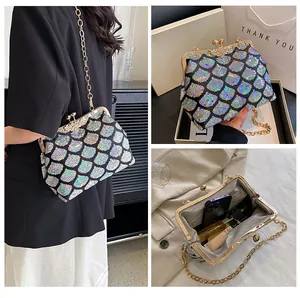 Détail du sac à paillettes irisées montrant la capacité intérieure et la bandoulière dorée