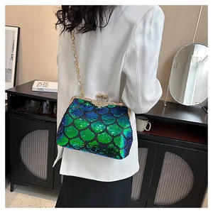 Détail du sac coquillage sirène avec paillettes dégradées vert bleu et chaîne dorée