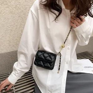 Mini sac bandoulière noir matelassé avec chaîne dorée et boule en métal dorée
