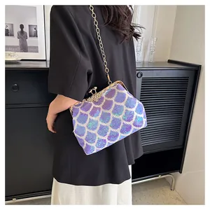 Gros plan sur le sac coquillage à paillettes violettes et bleues avec chaîne